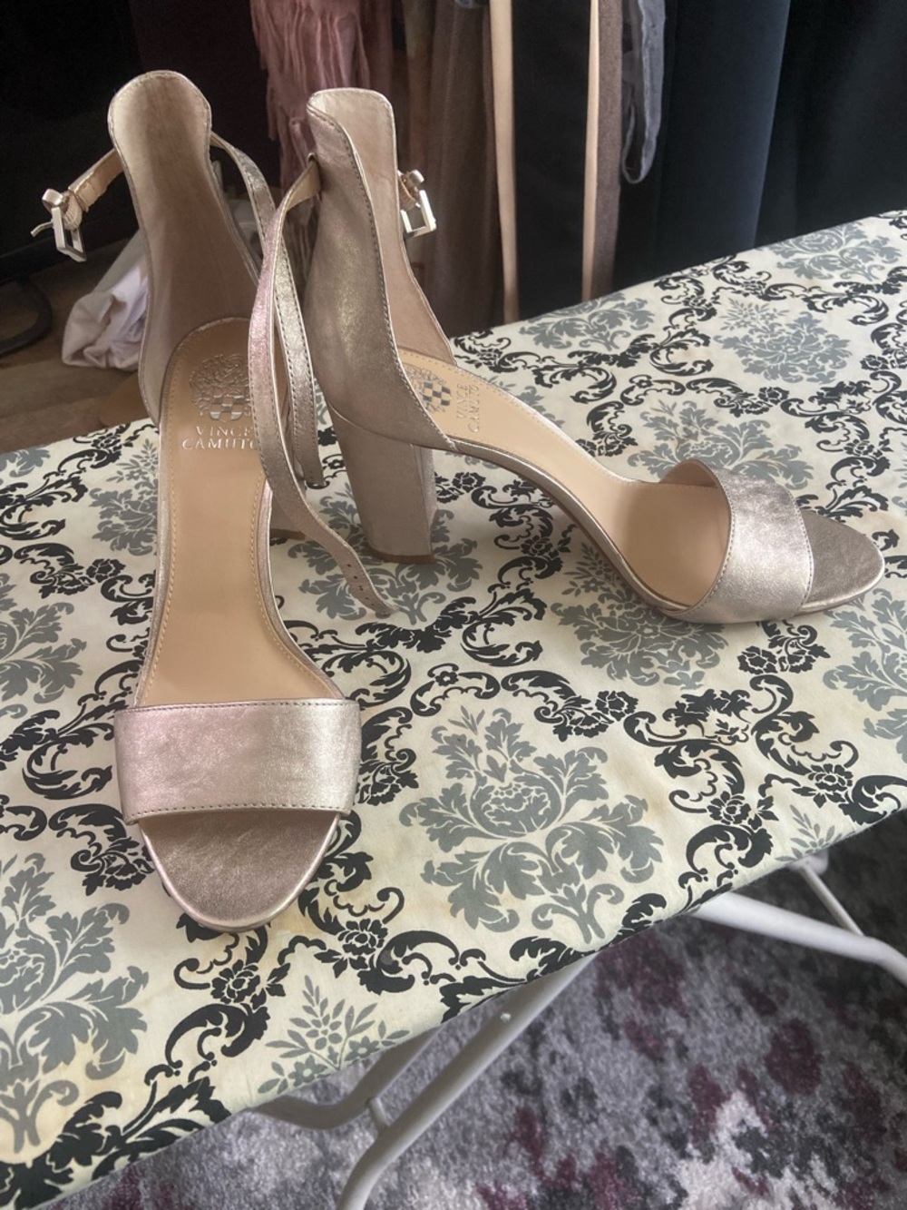 VINCE CAMUTO | Block Heel Pump - Picture 9 of 10